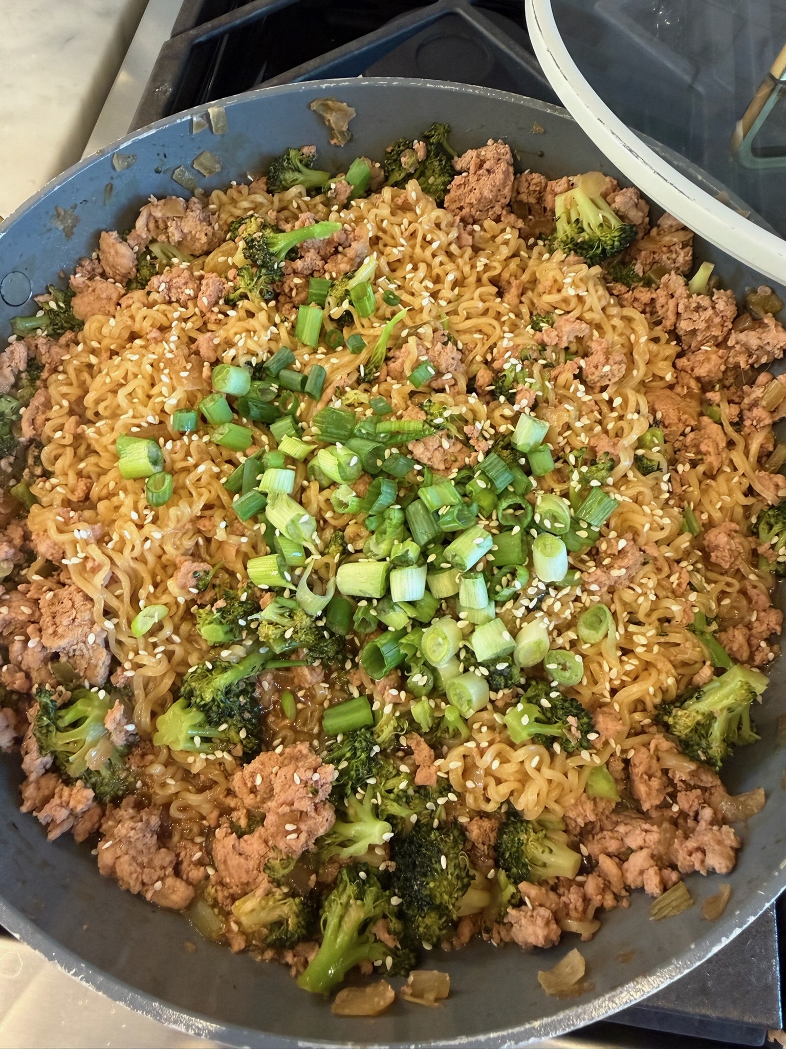 Easy One-Pot Beef & Broccoli Ramen Skillet
